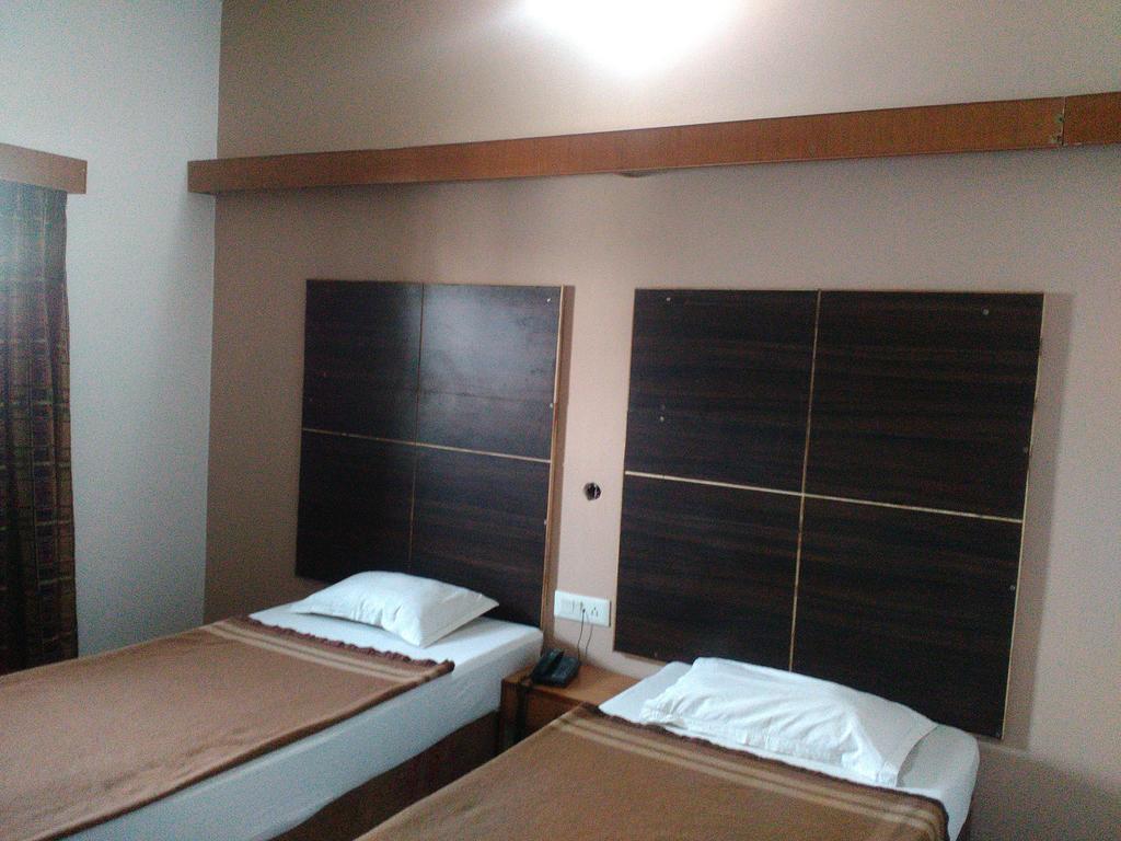 Hotel Ajaya Varanasi Room photo