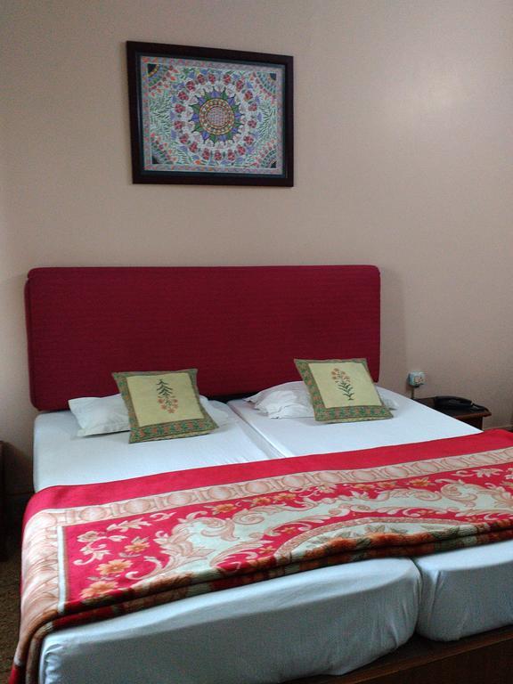 Hotel Ajaya Varanasi Room photo
