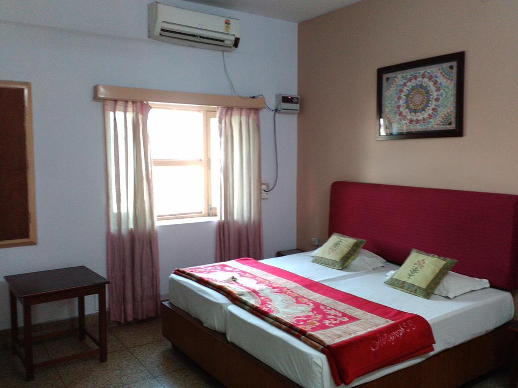 Hotel Ajaya Varanasi Room photo