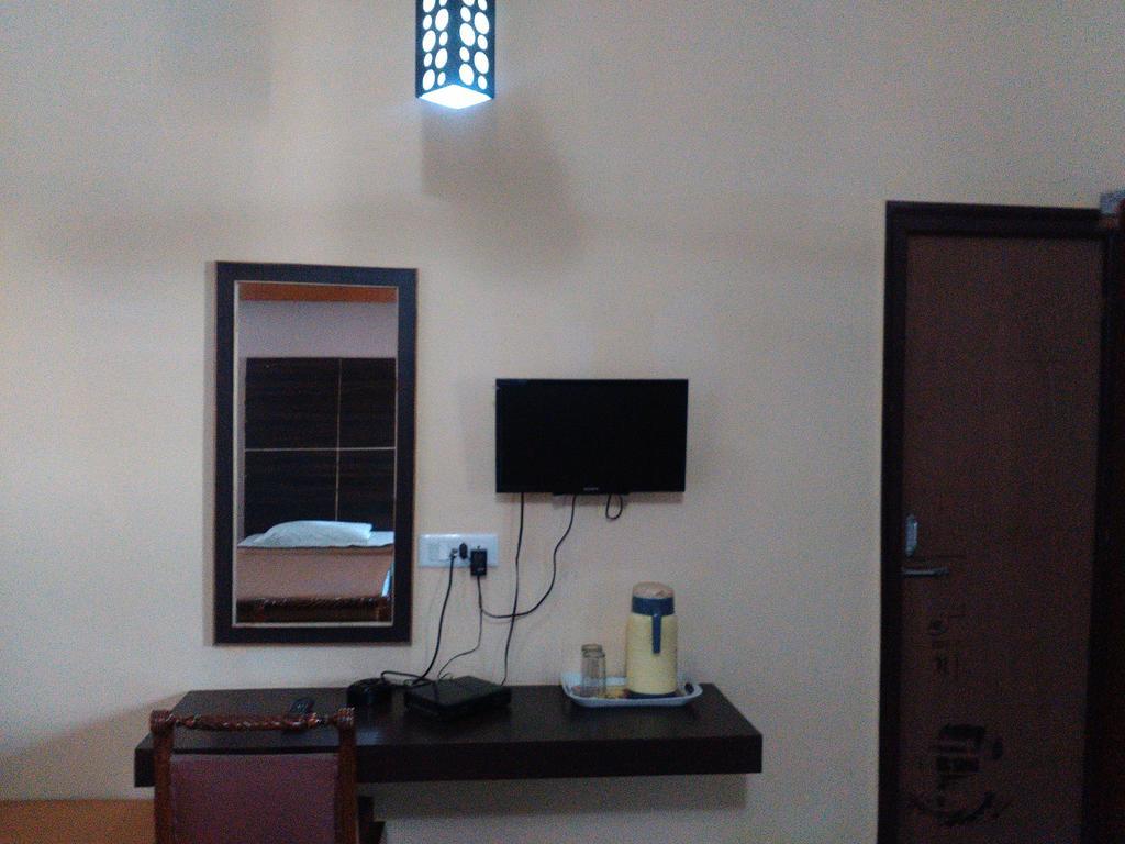 Hotel Ajaya Varanasi Room photo