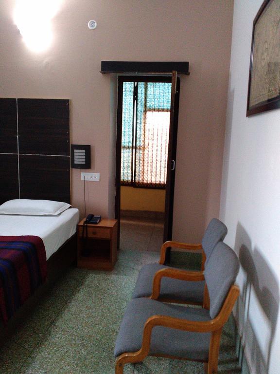 Hotel Ajaya Varanasi Room photo