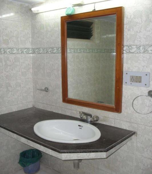Hotel Ajaya Varanasi Room photo
